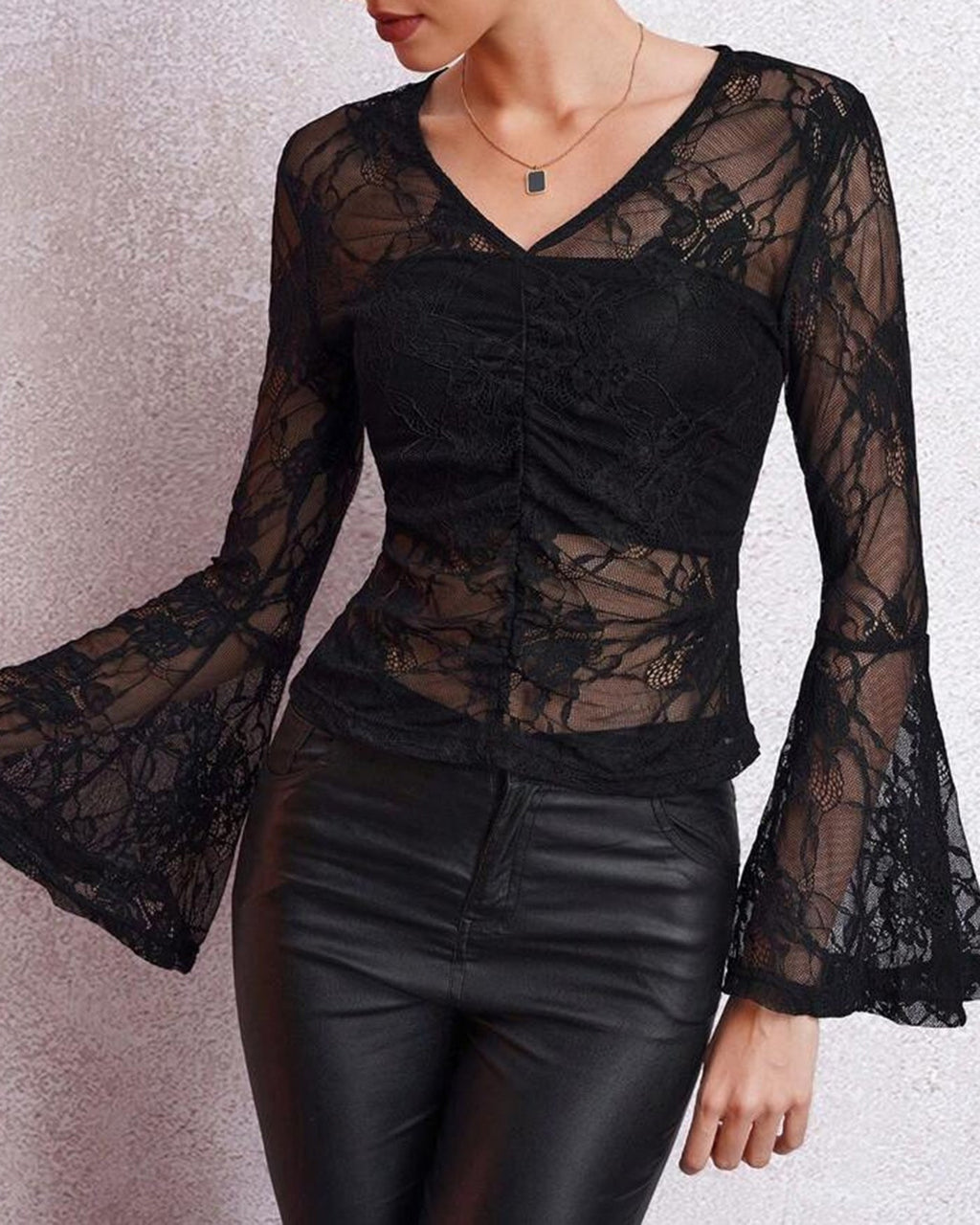Justine | Chemise Dentelle Fleurie Col V Femme
