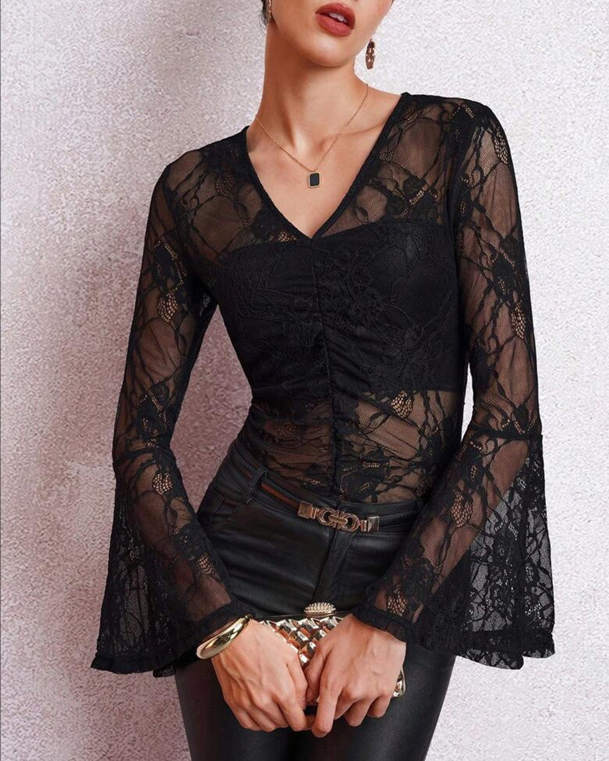 Justine | Chemise Dentelle Fleurie Col V Femme