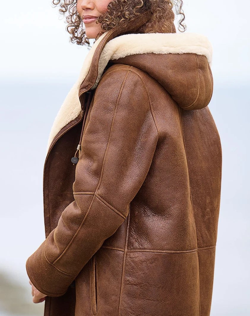 Gabriella | Manteau Long Capuche et Brandebourgs
